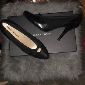 Ellen Tracy black heels with bow